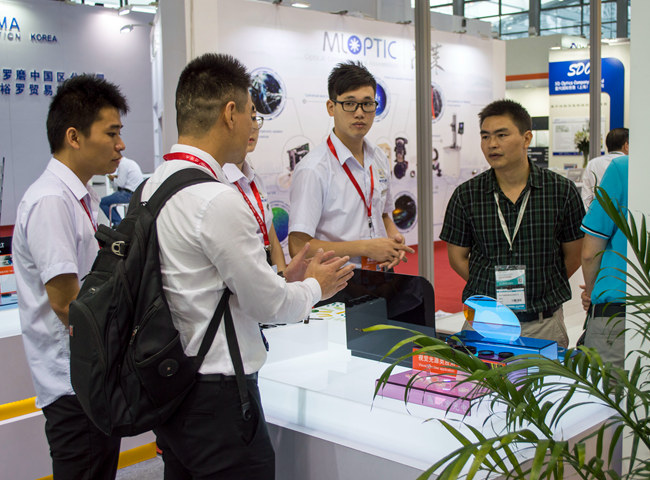 光博會和客戶交流