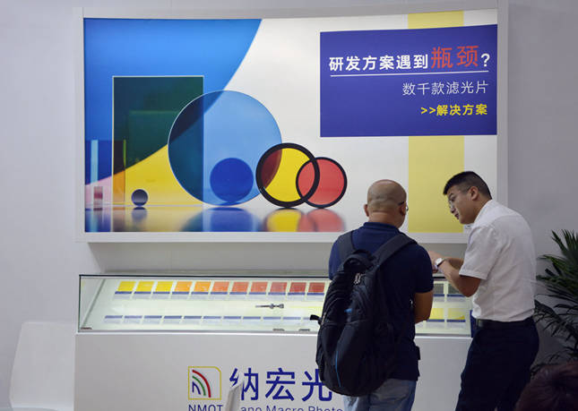 客戶觀看濾光片產(chǎn)品演示 客戶觀看濾光片產(chǎn)品演示