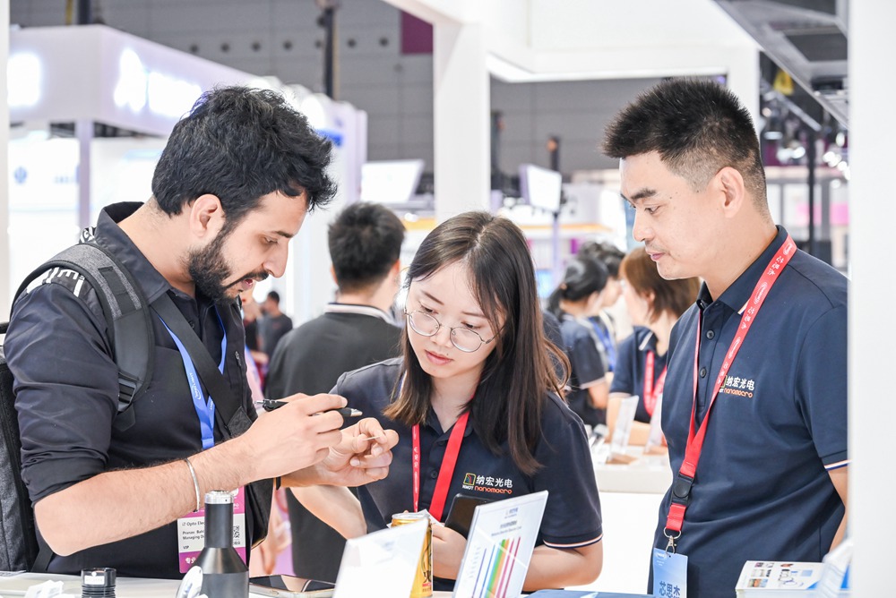 給國外客戶講解濾光片產品 給國外客戶講解濾光片產品